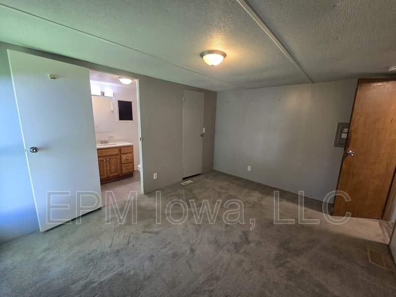 Cedar Falls House: 700 West Ridgeway Avenue Lot 630
