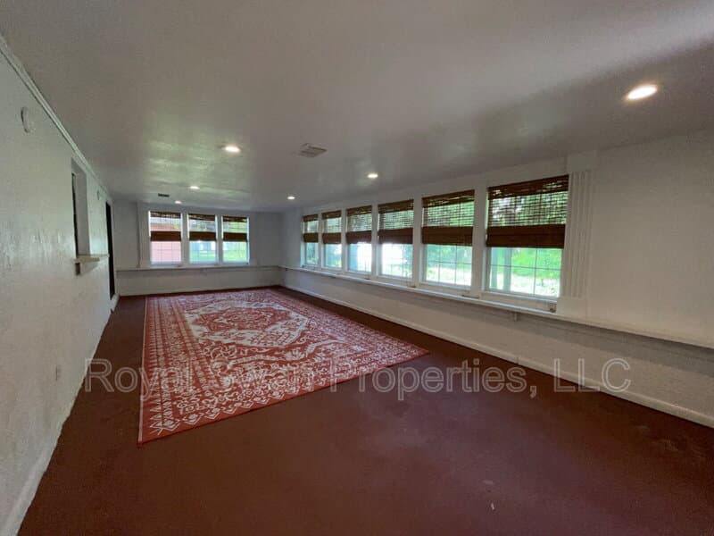 Auburndale House: 222 Lakeview Drive