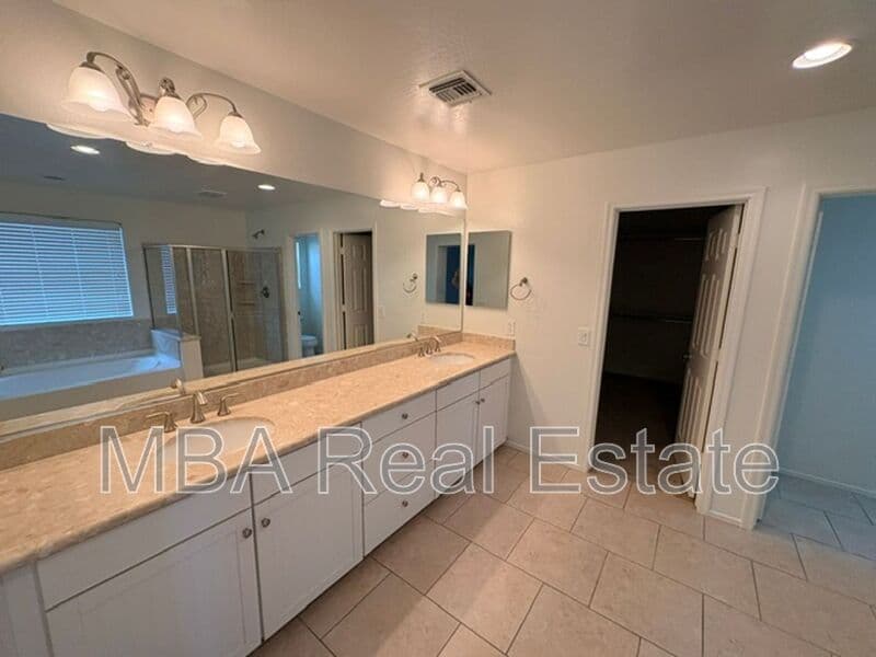 Mesa House: 3031 E Regina St