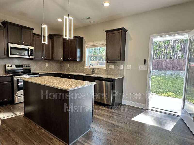 Raeford House: 143 Cromwell Court