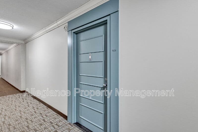 Alexandria House: 205 Yoakum Pkwy