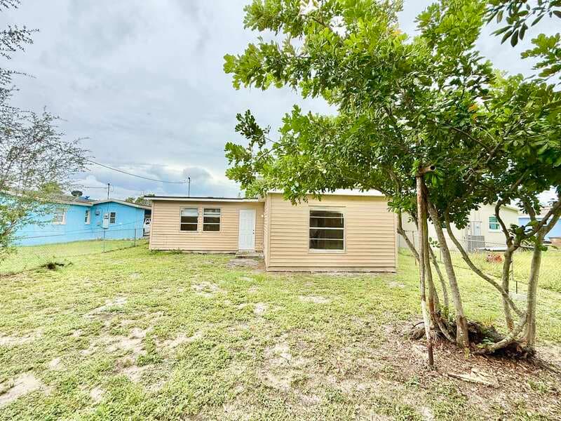 Fort Myers House: 2985 Saint Charles Street