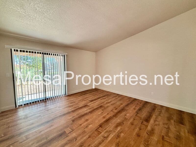 Victorville House: 13520 Oakmont Dr