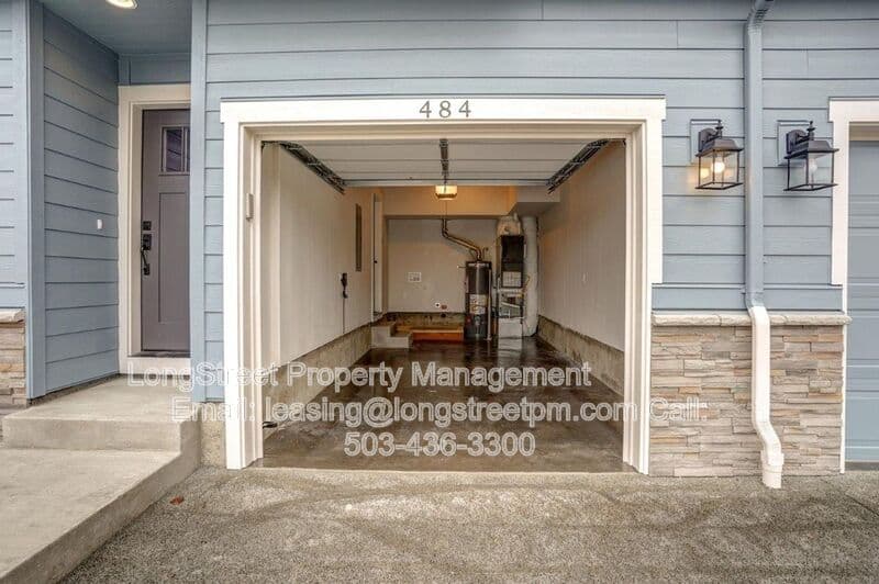 Monmouth Townhome: 484 S Monmouth Ave