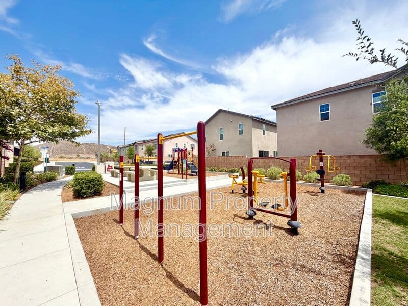 Lake Elsinore House: 970 Helena Ridge