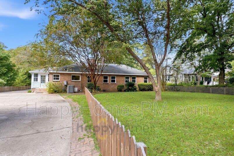 Summerville House: 917 South Main Street