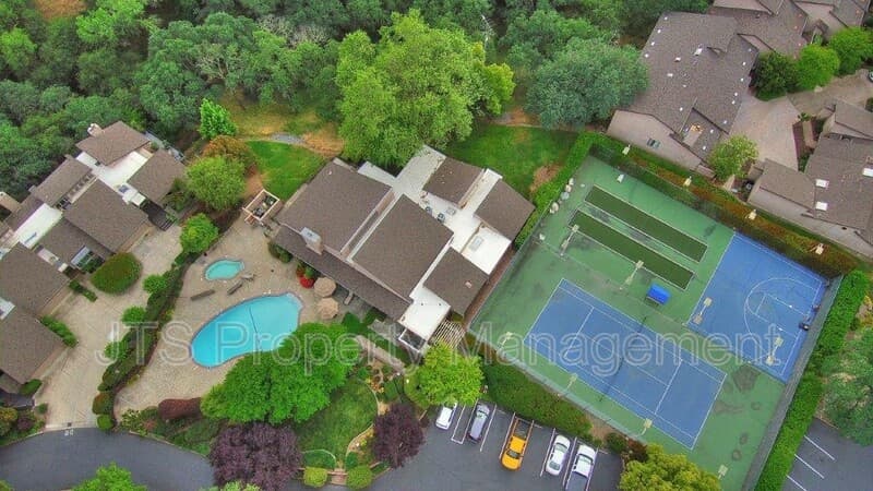 Fair Oaks House: 8944 Cliffside Lane