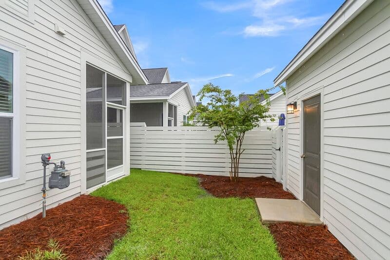 Summerville Townhome: 254 Symphony Ave
