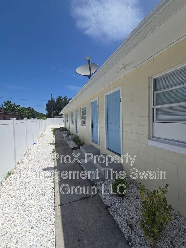 Dundee Condo: 218 Florida Ave