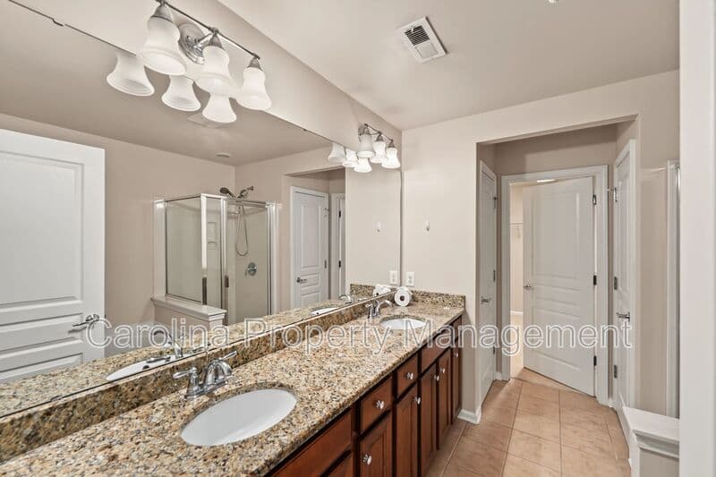 Charlotte House: 15422 Canmore St
