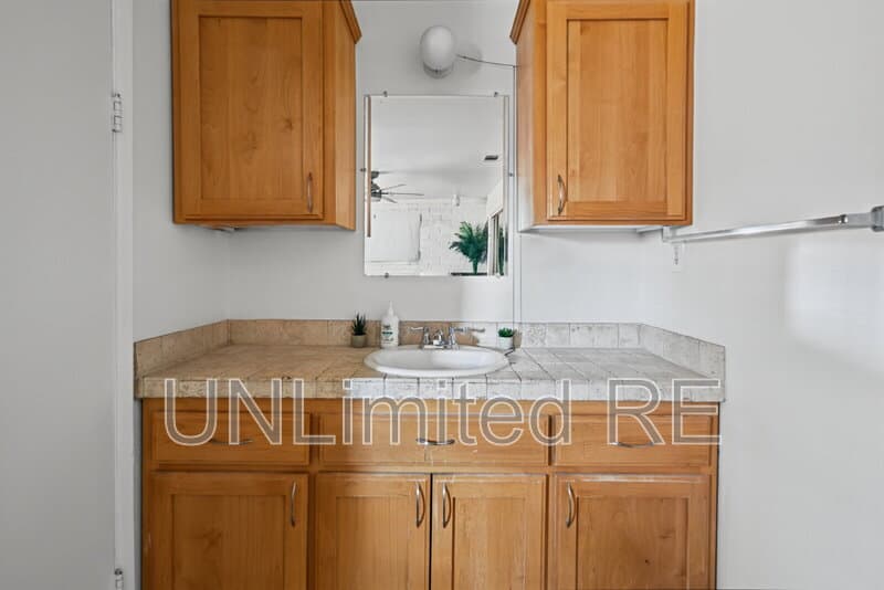 Bullhead City House: 1385 Church Dr