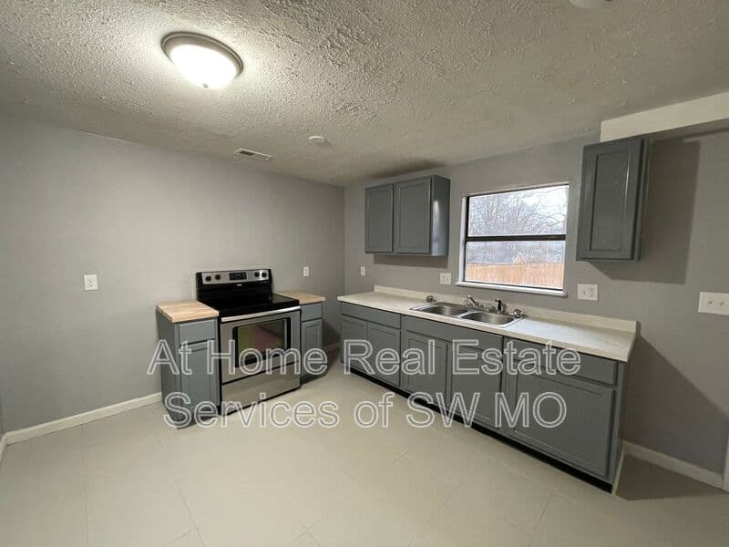 Springfield House: 2826 W Olive St