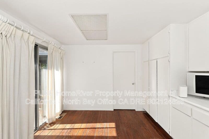 Santa Rosa House: 320 Oak Leaf Cir