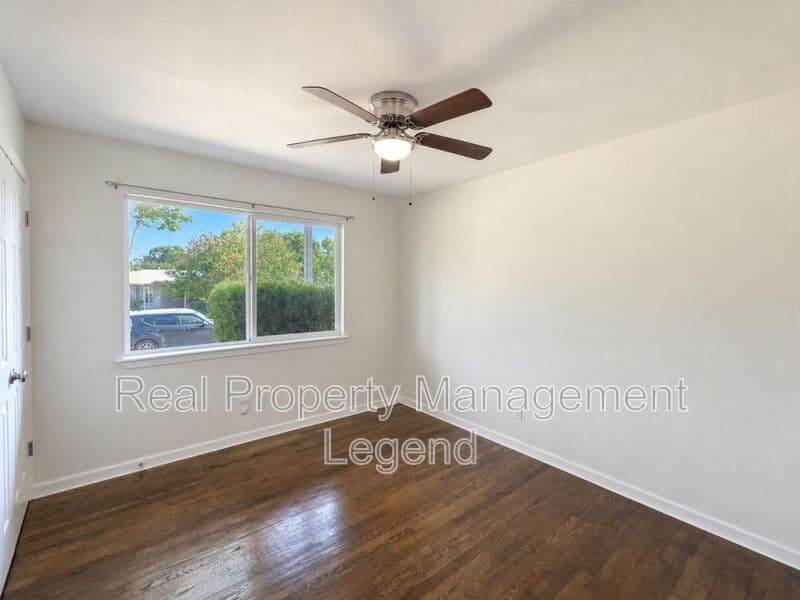 Hurst House: 700 Pine St