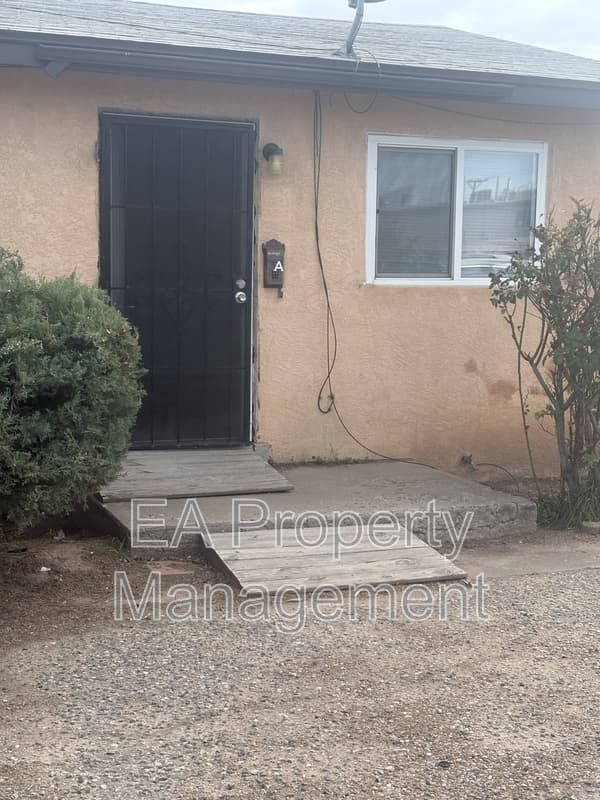 Albuquerque House: 440 Alcazar St SE