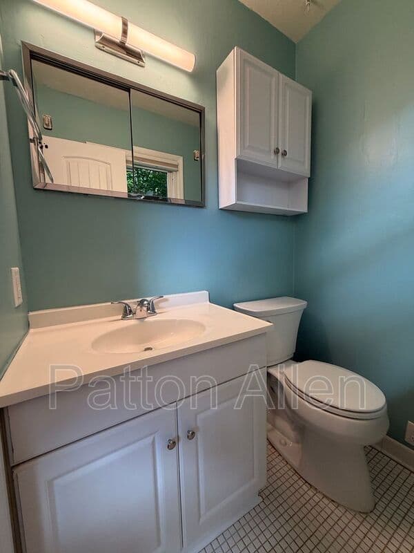 Fairview House: 14 Fox Run Pl