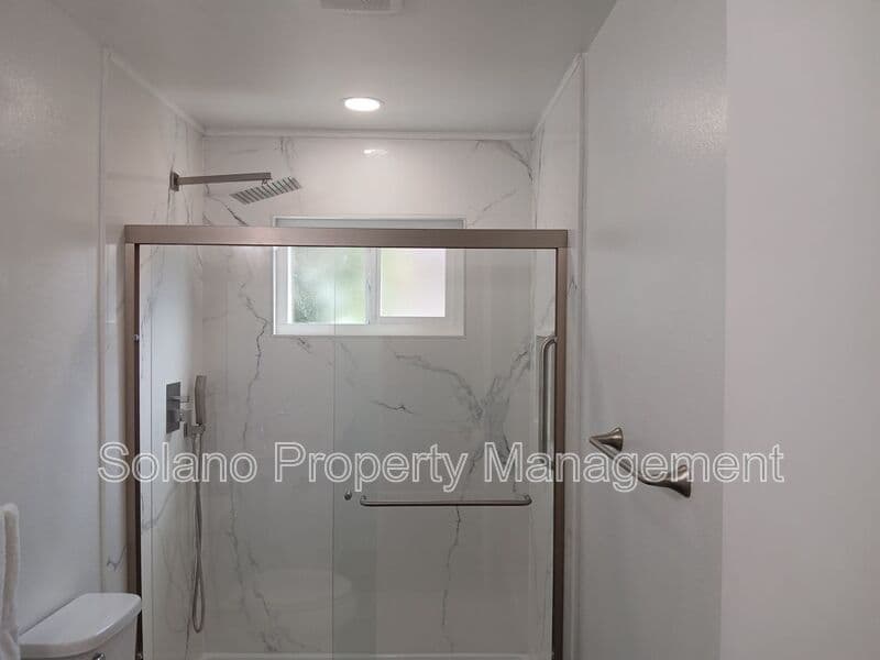 Vallejo House: 400 Mokelumne Drive