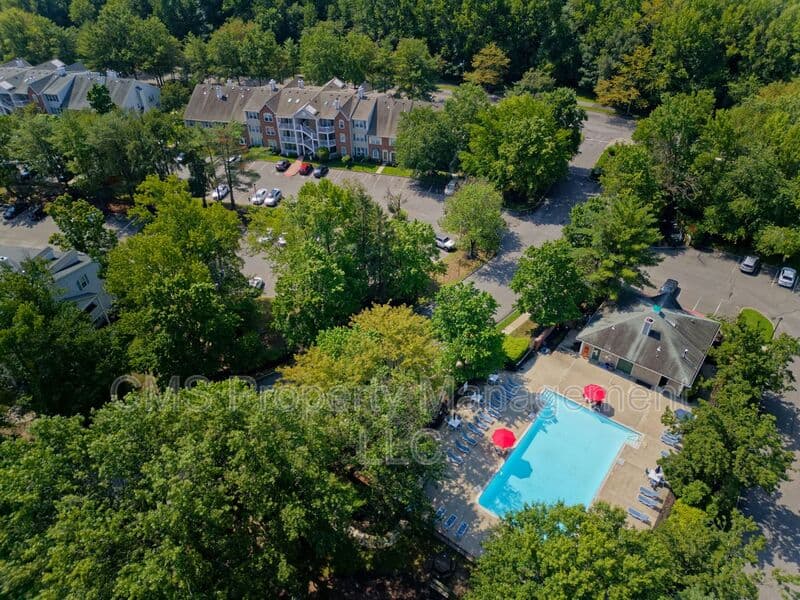 Hamilton Townhome: 96 Versailles Ct