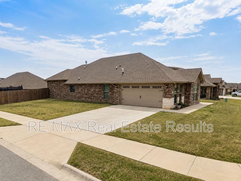 Bentonville House: 511 Melrose Pl