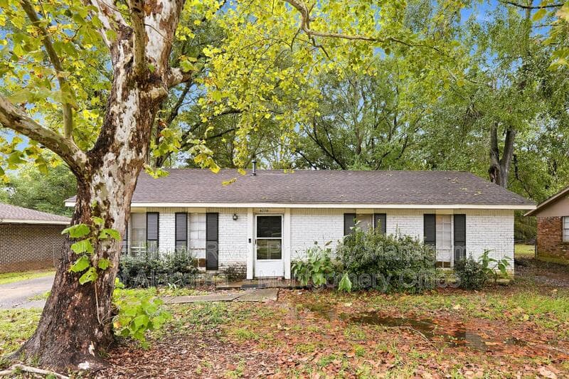 Montgomery House: 6220 Wares Ferry Road