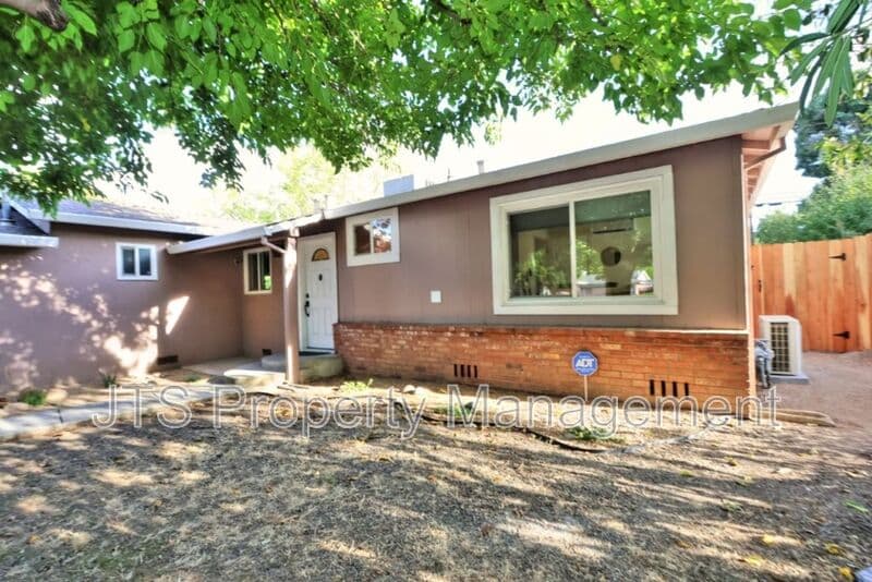 Fair Oaks House: 6906 Pin Oak Court