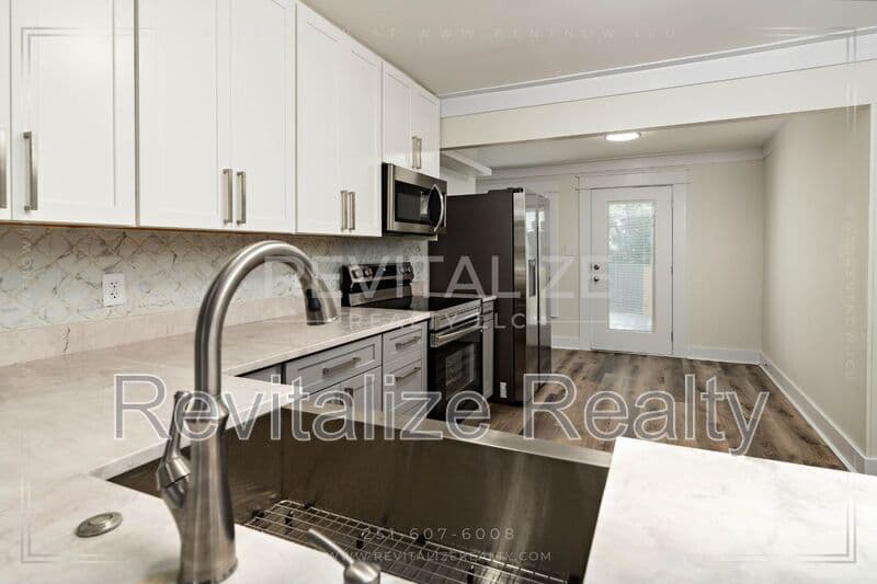 Mobile House: 80 Hathaway Rd N