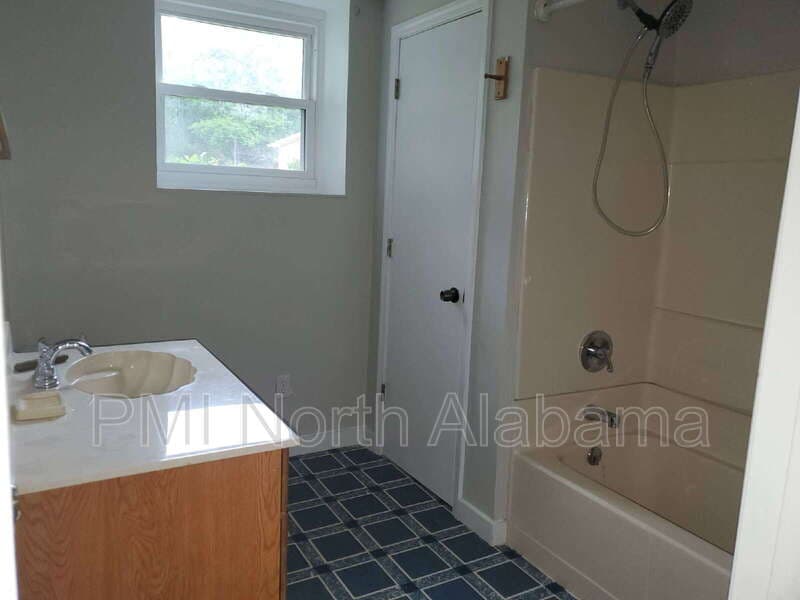 Huntsville House: 3017 Deerfield Rd NW