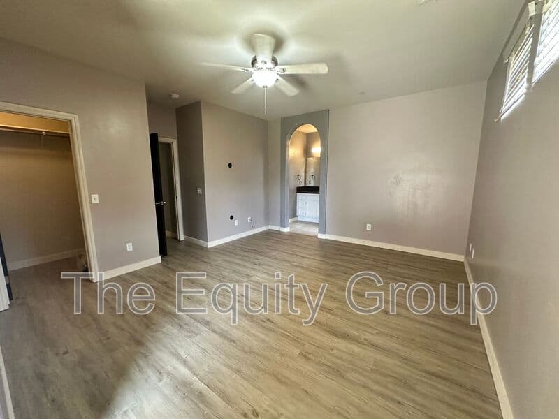 Farmersville House: 421 W. Trinta St