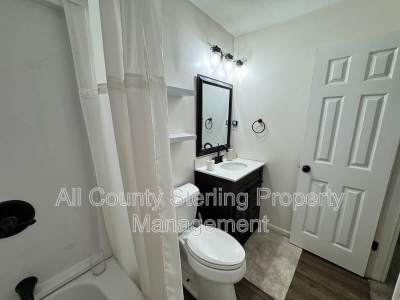 Lake City House: 353 SE Olustee Avenue