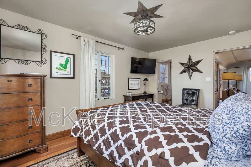 Coronado House: 900 E Avenue