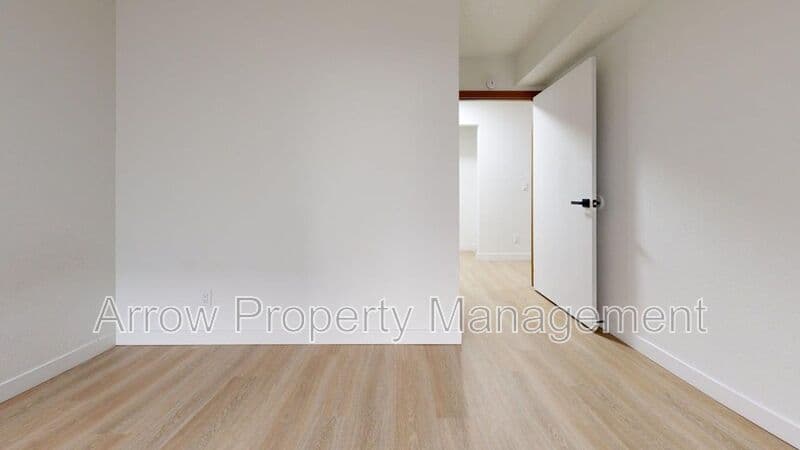 Bismarck House: 205 E Arbor-110G
