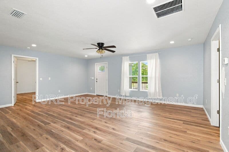 Williston House: 11330 NE 66th Lane