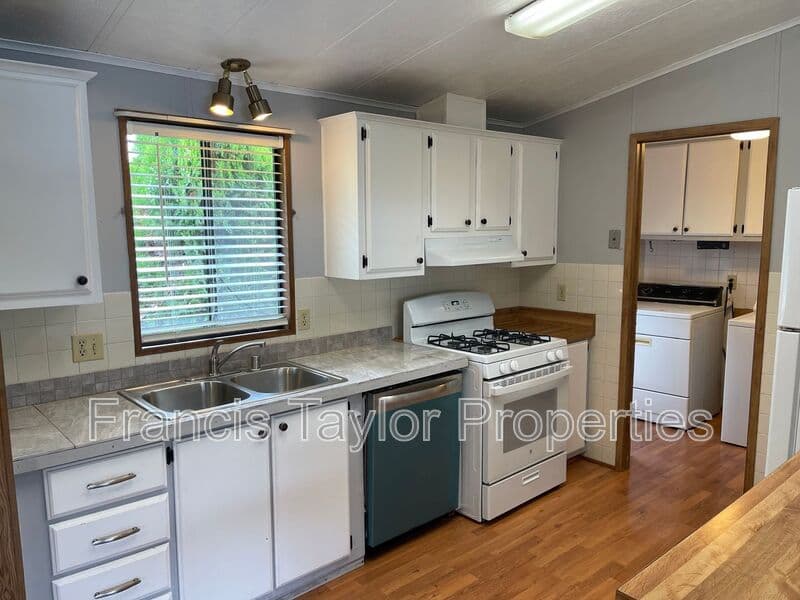 Escondido House: 1822 Seco Glen