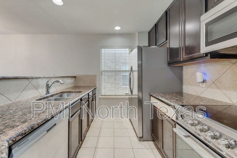 Fort Worth House: 8809 Valley River Drive