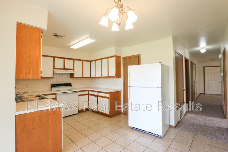Rogers Condo: 2223 W Roselawn St