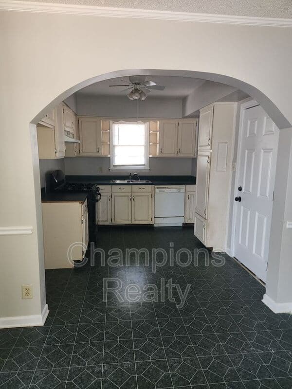 Columbus House: 5415 Eugenia Ave