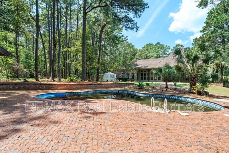 Sumrall House: 107 Raybourn Rd