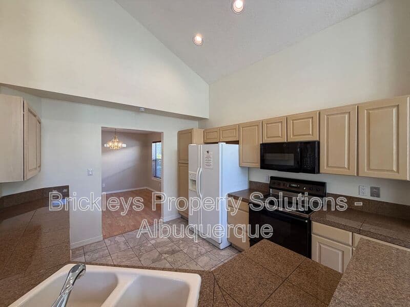 Albuquerque House: 6517 Glen Oak NE