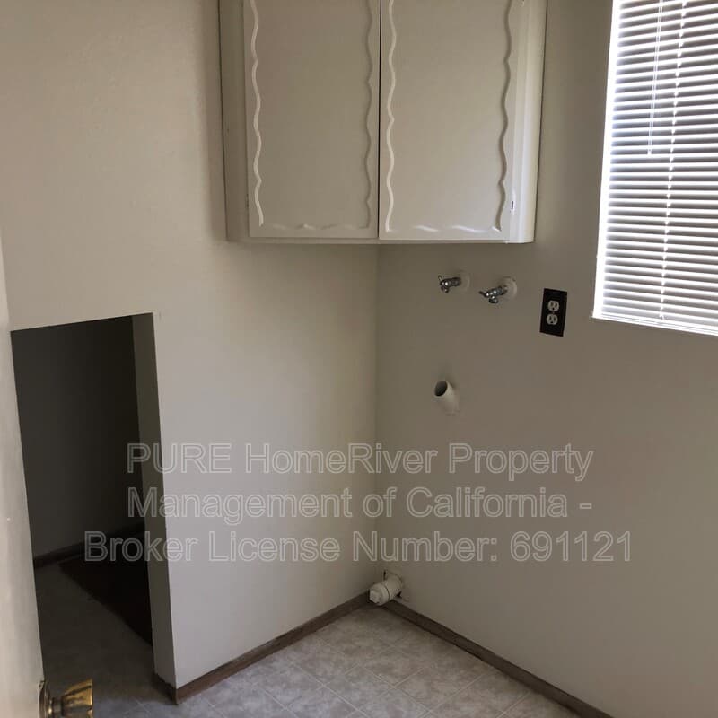 Sacramento House: 1510 Woodridge Oak Way