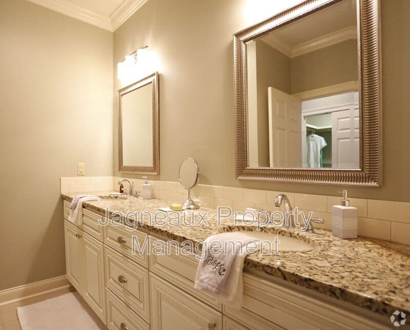 Lafayette House: 108 Shallowford Dr