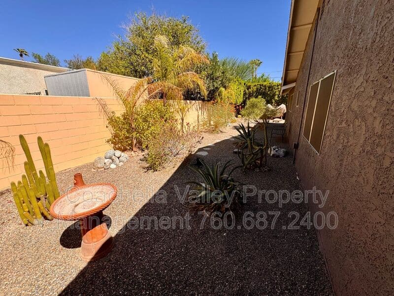 Palm Springs House: 2004 N San Antonio Rd