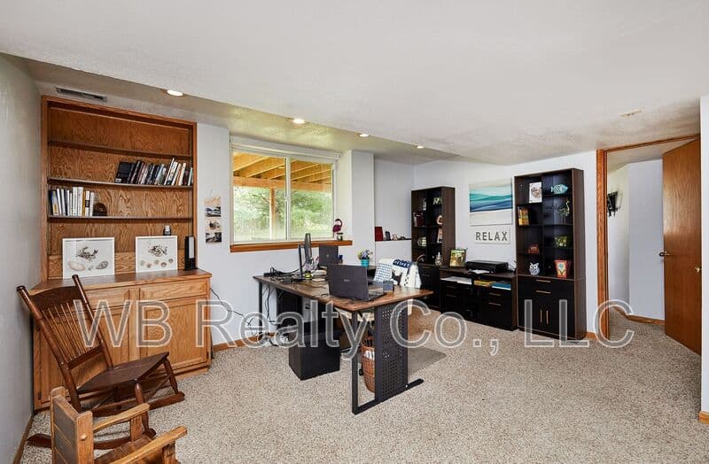 West Des Moines House: 6152 Dakota Dr