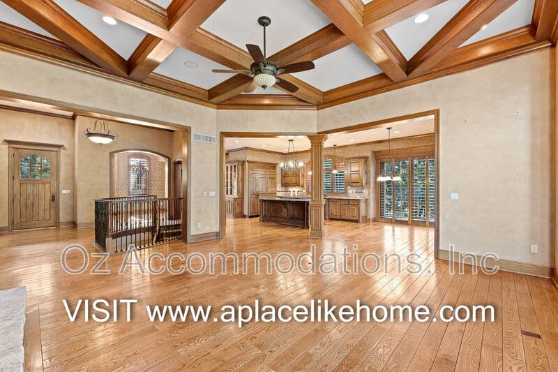 Loch Lloyd House: 16690 Country Club Ct