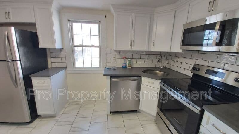 NEW MILFORD House: 125 RAILROAD ST
