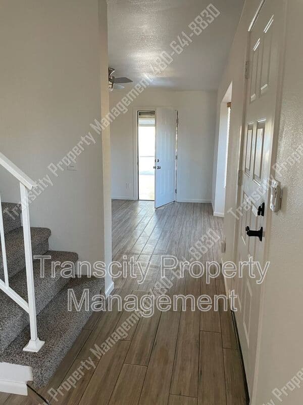 Mesa House: 630 E Jensen St