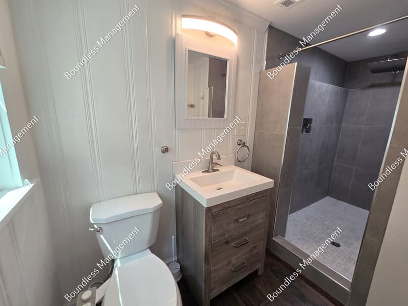 Decatur House: 2233 Leafmore Dr
