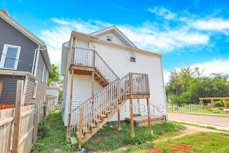 Columbus House: 85 S Wheatland Ave