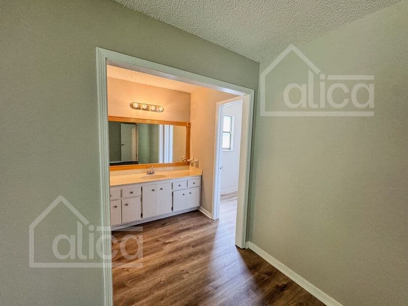 Orange Park House: 1959 Sussex Dr N