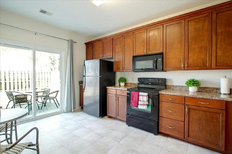 Savannah House: 11 Summer Lake Way