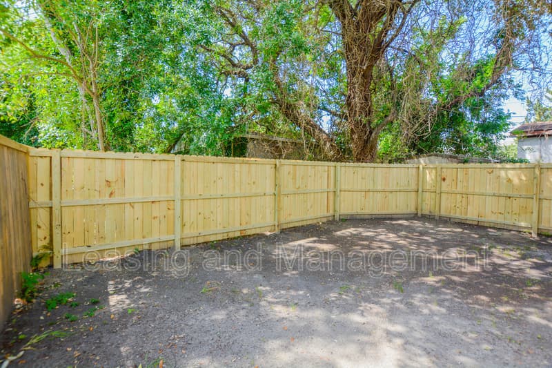 Charleston House: 2041 Groveland Avenue